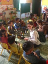 Victoria med børn i Nam Lang1